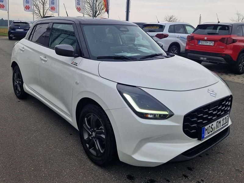 Pure white/mineral gray Gebraucht 2025 Suzuki Swift Comfort Kleinwagen | 19.850 € (Etwas zu teuer) - Bild 1/4