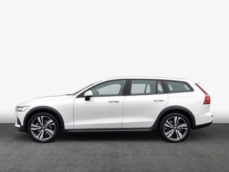 Gebraucht Volvo V60 CC Plus 197 PS (144 kW) 2023 Crystal weißperleffekt Kombi
