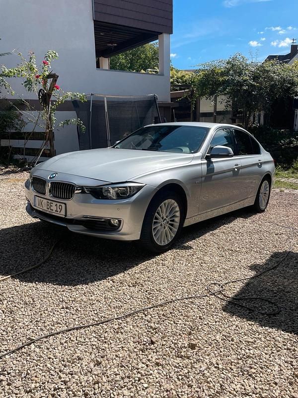 Grau Gebraucht 2015 BMW 320 Luxury Line Limousine | 14.500 € (Fairer Preis) - Bild 1/4
