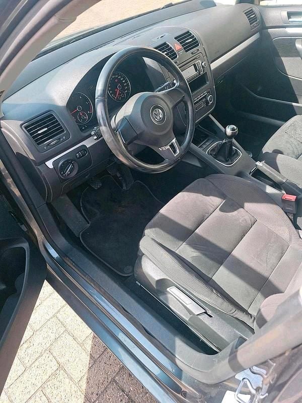 Usado VW Jetta 140 HP (102 kW) 2009 Cinzento Sedan