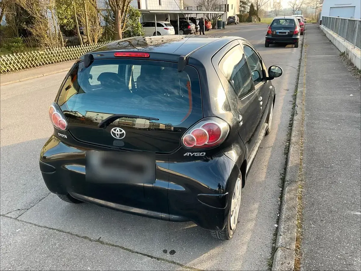 Gebraucht Toyota Aygo 68 PS (50 kW) 2011 Schwarz Kleinwagen