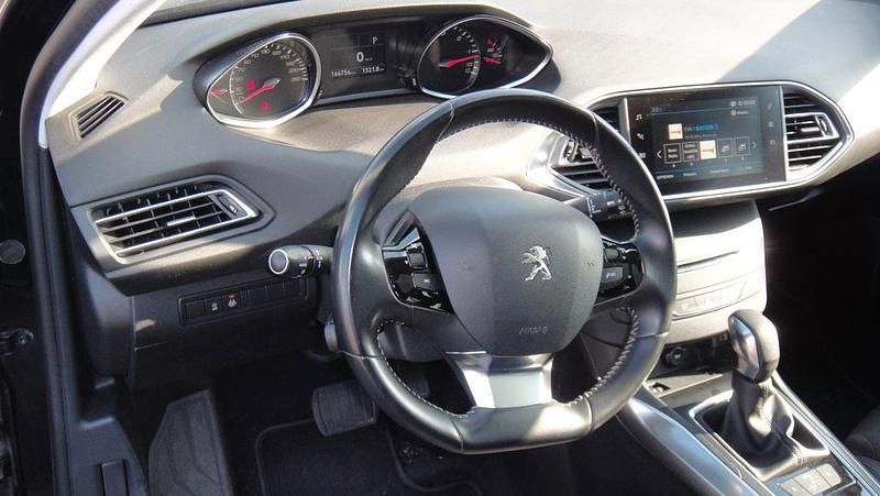 Gebraucht Peugeot 308 Allure 120 PS (88 kW) 2018 Schwarz Kombi