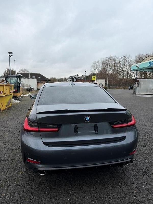 Gebraucht BMW 320 190 PS (139 kW) 2019 Grau Limousine