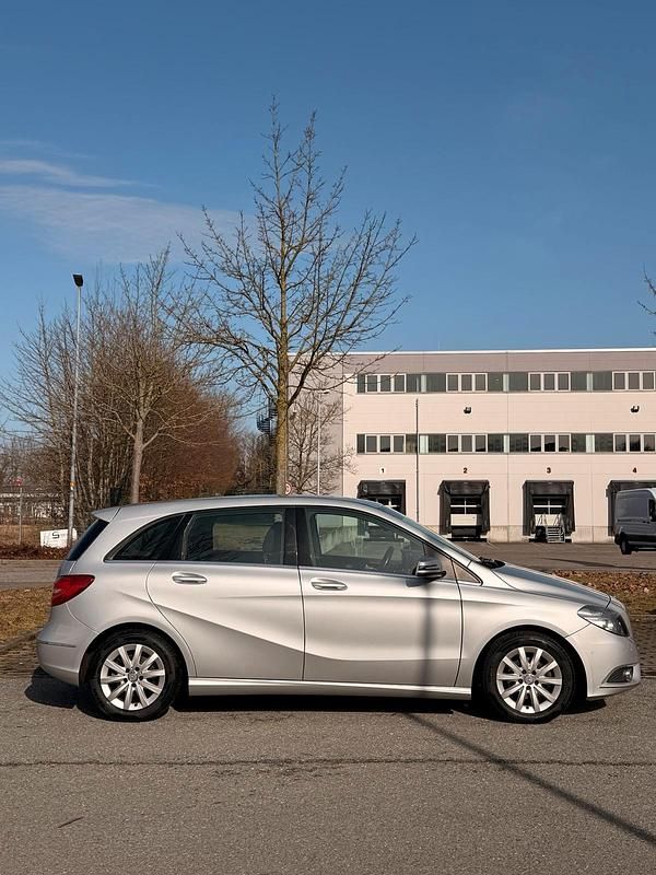 Gebraucht Mercedes B180 122 PS (89 kW) 2014 Silber Van / Kleinbus