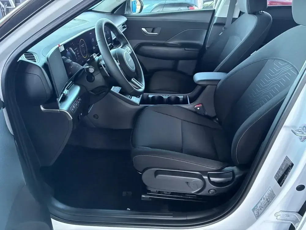 Neu Hyundai Kona Comfort 170 PS (125 kW) 2025 Shimmering silver / dach schwa SUV