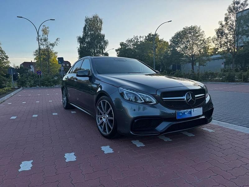 Grau Gebraucht 2015 Mercedes E63 AMG AMG Limousine | 36.999 € (Fairer Preis) - Bild 1/4