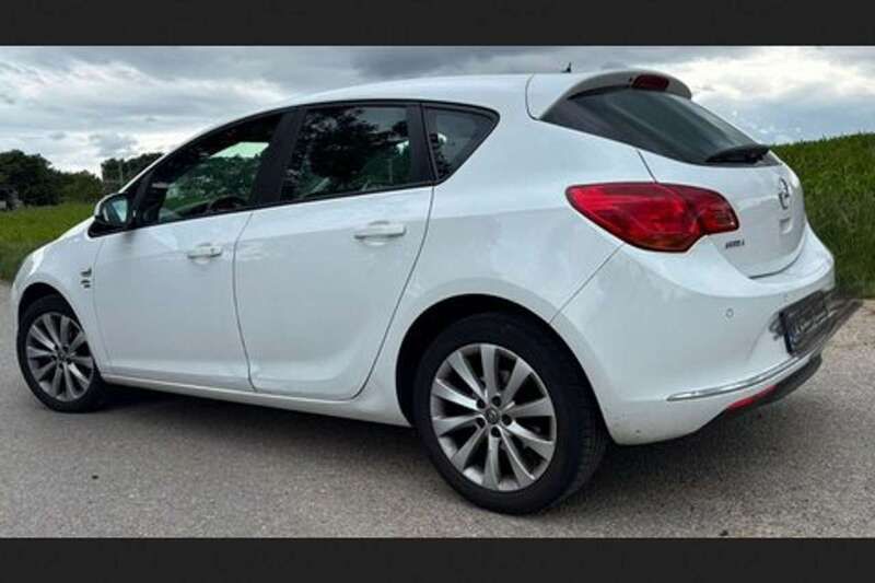 Weiß Gebraucht 2013 Opel Astra Edition Limousine | 3.300 € (Superpreis) - Bild 1/4
