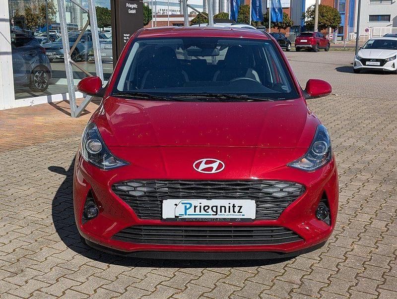 Gebraucht Hyundai i10 63 PS (46 kW) 2024 Dragon red Kleinwagen