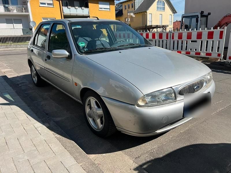 Usata Ford Fiesta 75 CV (55 kW) 1999 Argento Utilitaria