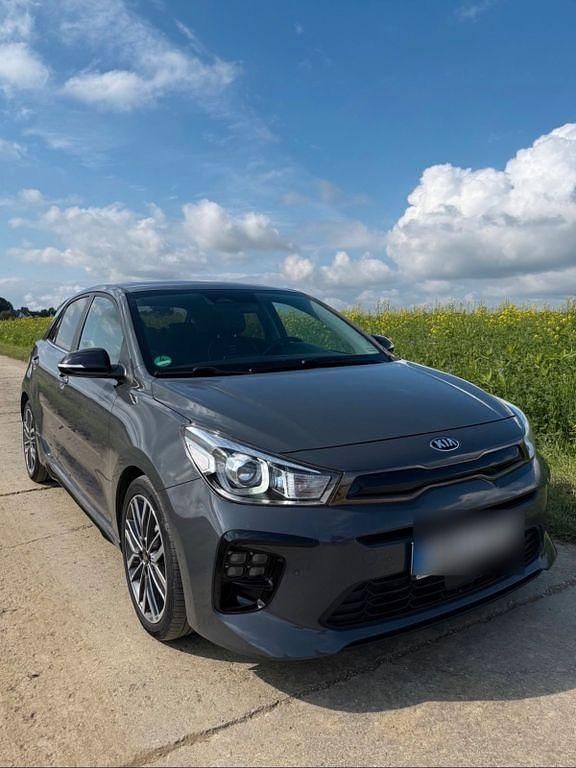 Grau Gebraucht 2021 Kia Rio GT-Line Limousine | 18.999 € (Fairer Preis) - Bild 1/4