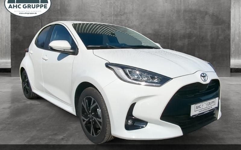 Neu Toyota Yaris Hybrid 116 PS (85 kW) 2025 Weiß Limousine