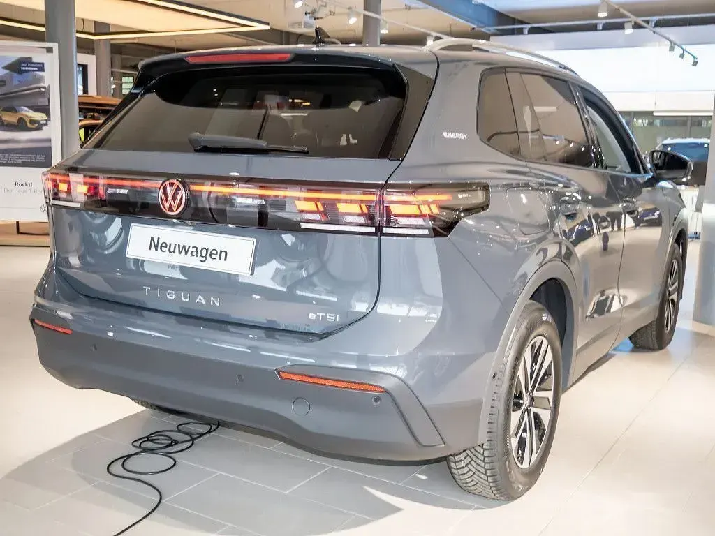 Neu VW Tiguan 150 PS (110 kW) 2026 Grau SUV