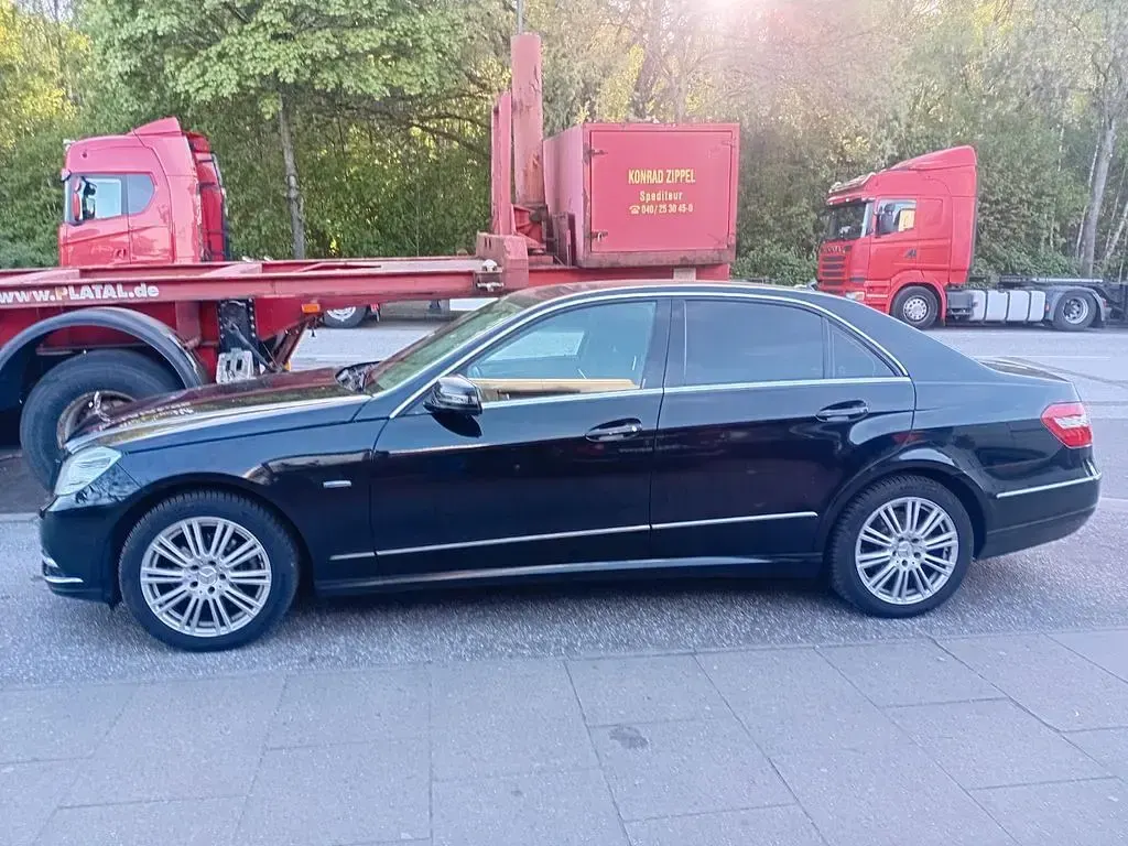 Gebraucht Mercedes E220 170 PS (125 kW) 2012 Schwarz Limousine