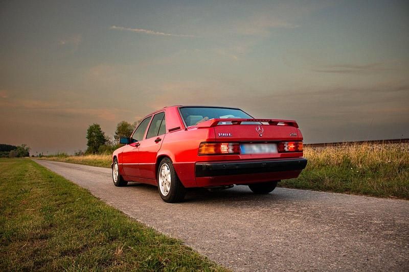 Gebraucht Mercedes 190 122 PS (89 kW) 1991 Rot Limousine