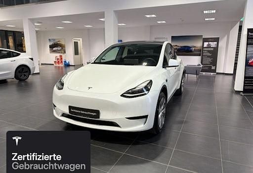 Weiß Gebraucht 2024 Tesla Model Y RWD SUV | 37.700 € (Etwas zu teuer) - Bild 1/4