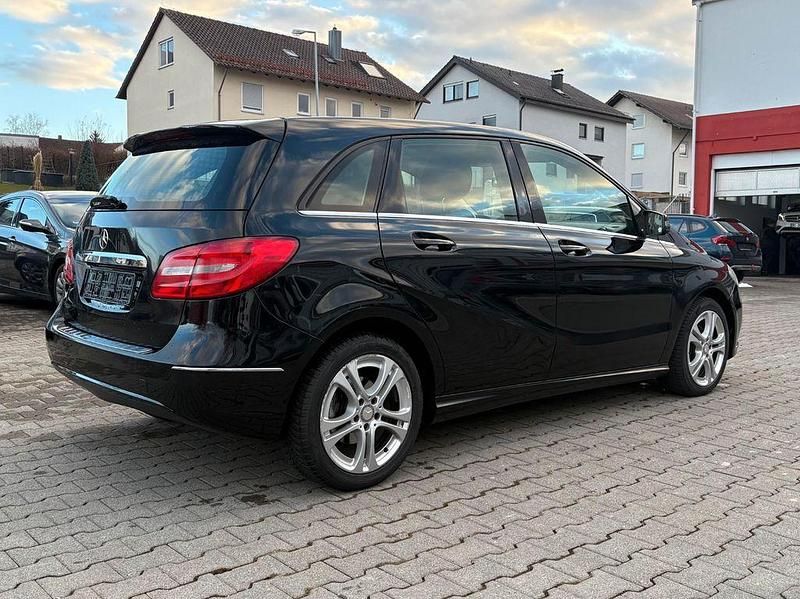 Gebraucht Mercedes B180 109 PS (80 kW) 2012 Schwarz Van / Kleinbus