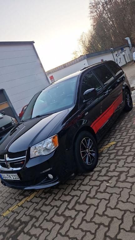 Schwarz Gebraucht 2017 Dodge Grand Caravan Van / Kleinbus | 16.500 € (Superpreis) - Bild 1/4