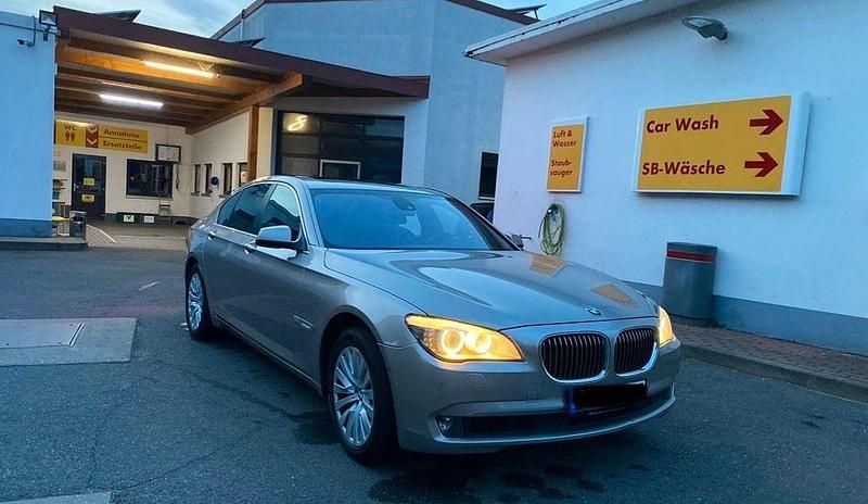 Beige Gebraucht 2011 BMW 750 Limousine | 13.900 € (Guter Preis) - Bild 1/4