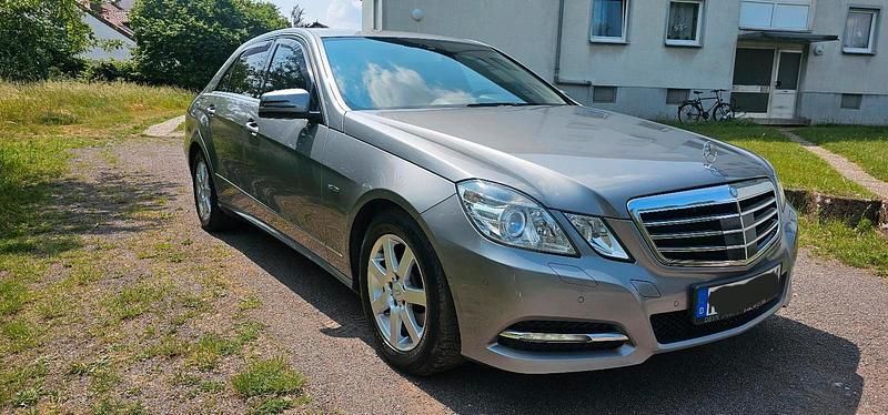 Silber Gebraucht 2012 Mercedes E250 Limousine | 13.700 € (Fairer Preis) - Bild 1/4