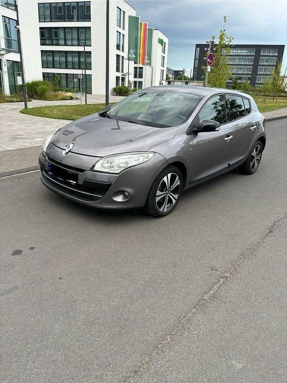 Grau Gebraucht 2012 Renault Mégane III Bose Edition Limousine | 5.300 € (Fairer Preis) - Bild 1/4