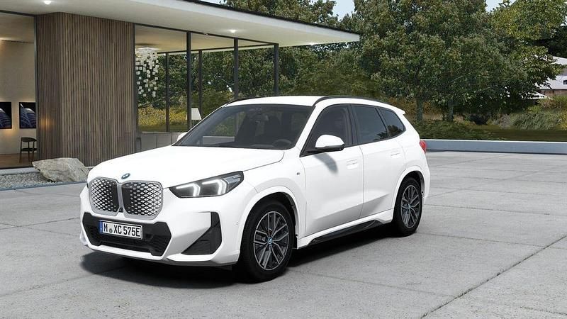 Alpinweiss iii Neu 2025 BMW iX1 M Sport SUV | 50.167 € (Superpreis) - Bild 1/4