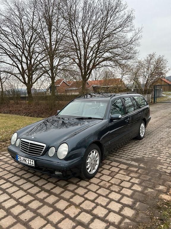 Gebraucht Mercedes E200 163 PS (119 kW) 2001 Schwarz Limousine