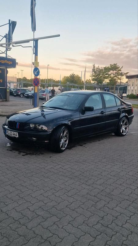 Schwarz Gebraucht 1998 BMW 318 Limousine | 2.200 € - Bild 1/4