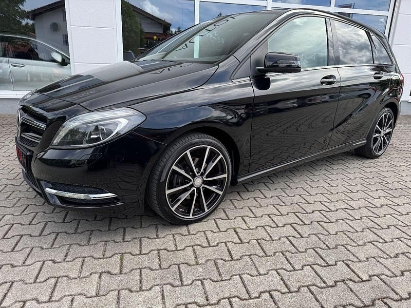 Schwarz Gebraucht 2014 Mercedes B200 Night Van / Kleinbus | 8.999 € (Guter Preis) - Bild 1/4