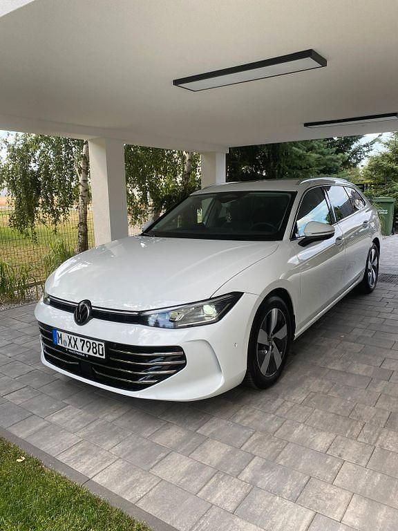 Gebraucht VW Passat Elegance 150 PS (110 kW) 2024 Weiß Kombi