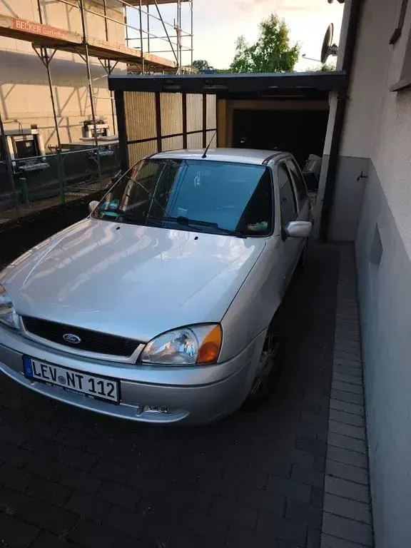 Gebraucht Ford Fiesta Ghia 75 PS (55 kW) 2000 Silber Kleinwagen