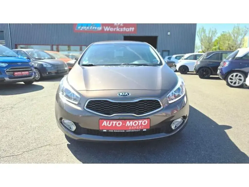 Gebraucht Kia Ceed 135 PS (99 kW) 2013 Sand track (metallic) Kleinwagen