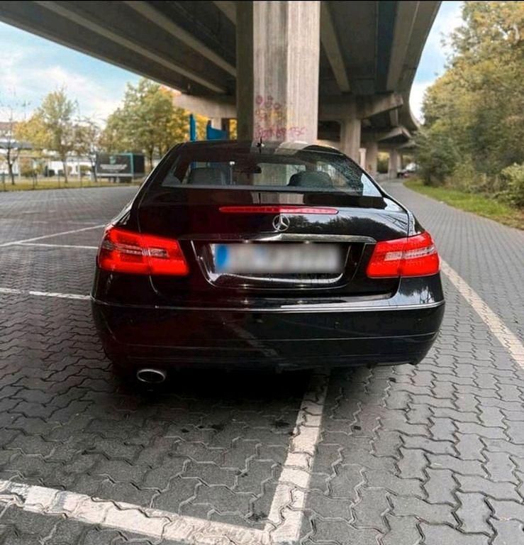 Gebraucht Mercedes E250 Avantgarde 204 PS (150 kW) 2011 Schwarz Coupé