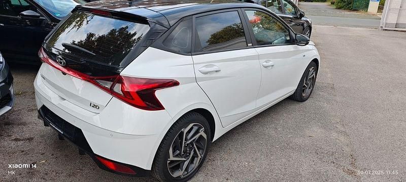 Weiß Gebraucht 2020 Hyundai i20 Intro Edition Limousine | 13.950 € (Fairer Preis) - Bild 1/4