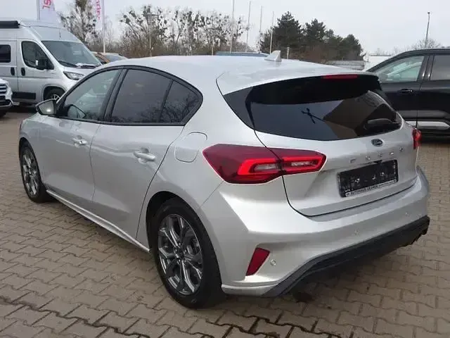 Usado Ford Focus ST-Line 116 CV (85 kW) 2025 Plateado Berlina