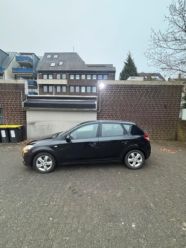 Gebraucht Kia Ceed 90 PS (66 kW) 2011 Schwarz Kleinwagen