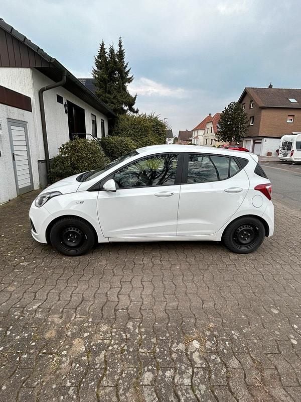Weiß Gebraucht 2016 Hyundai i10 Kleinwagen | 7.500 € (Guter Preis) - Bild 1/4