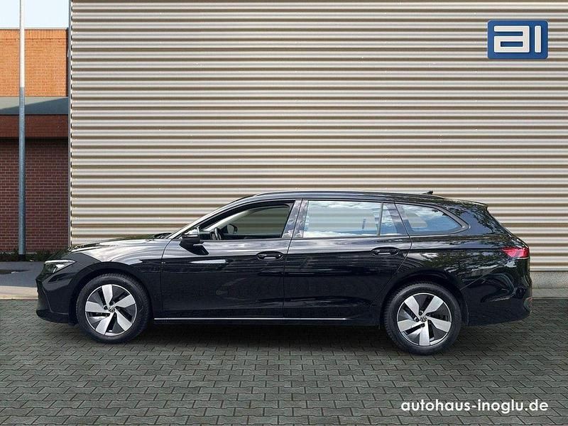 Gebraucht VW Passat R 150 PS (110 kW) 2024 Schwarz grenadillschwarz metallic (metallic) Kombi