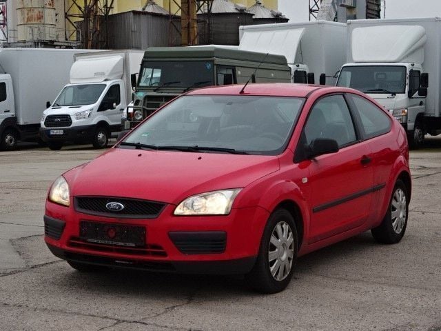 Gebraucht Ford Focus Trend 101 PS (74 kW) 2005 Rot Limousine