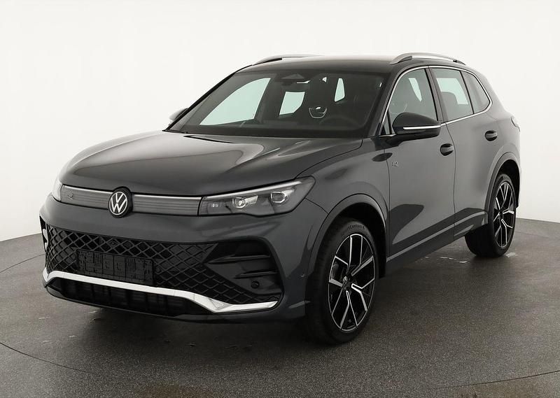 Grenadill schwarz metallic Neu 2025 VW Tiguan R-line SUV | 50.875 € (Fairer Preis) - Bild 1/4