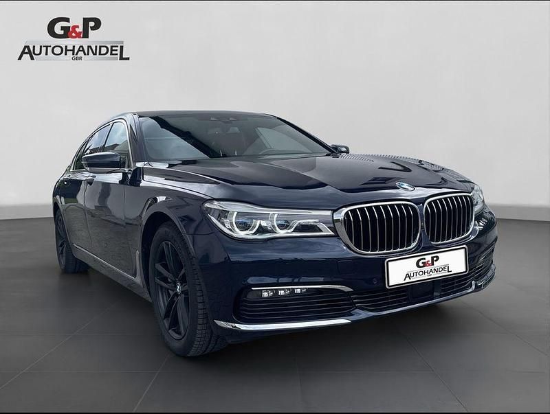 Blau Gebraucht 2018 BMW 740 Sport Line Limousine | 42.499 € - Bild 1/4