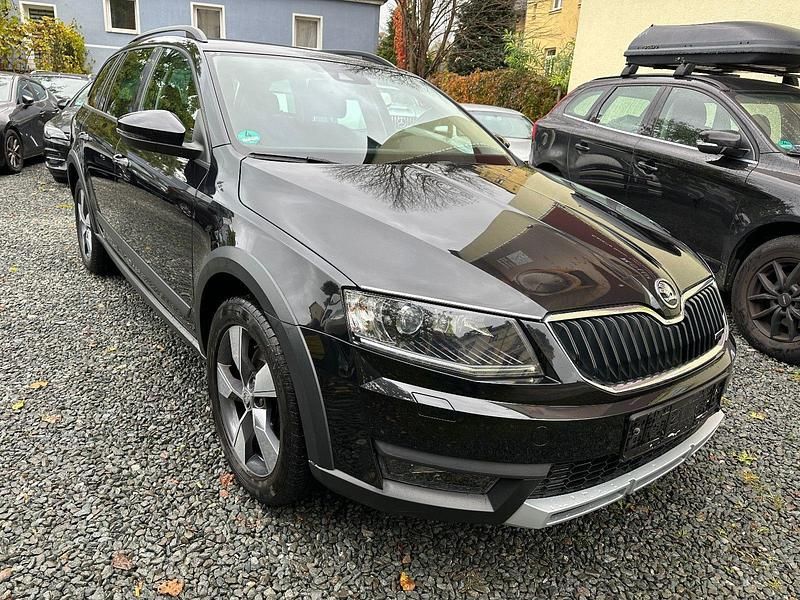 Schwarz Gebraucht 2014 Skoda Octavia Scout 4x4 Kombi | 10.900 € (Superpreis) - Bild 1/4