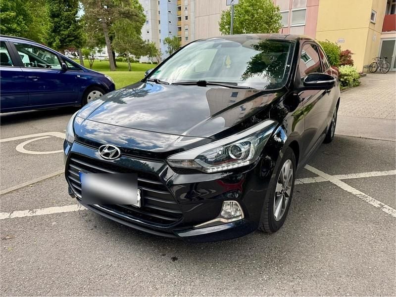 Schwarz Gebraucht 2015 Hyundai i20 Trend Coupé | 5.499 € (Superpreis) - Bild 1/4
