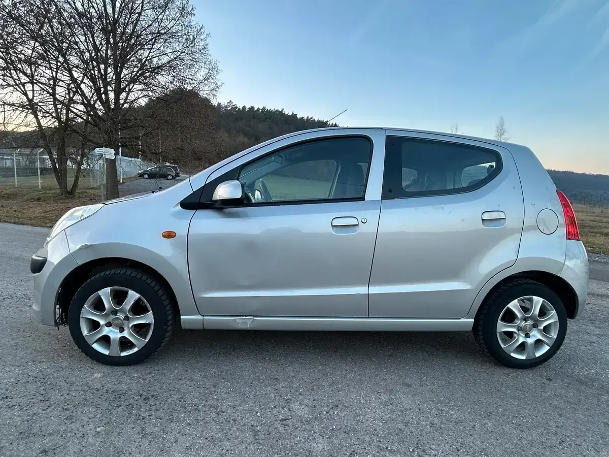 Gebraucht Nissan Pixo 68 PS (50 kW) 2010 Silber Kleinwagen