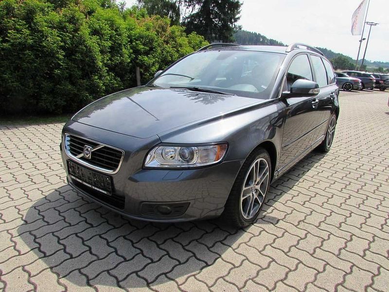 Grau Gebraucht 2009 Volvo V50 Summum Kombi | 2.490 € (Superpreis) - Bild 1/4
