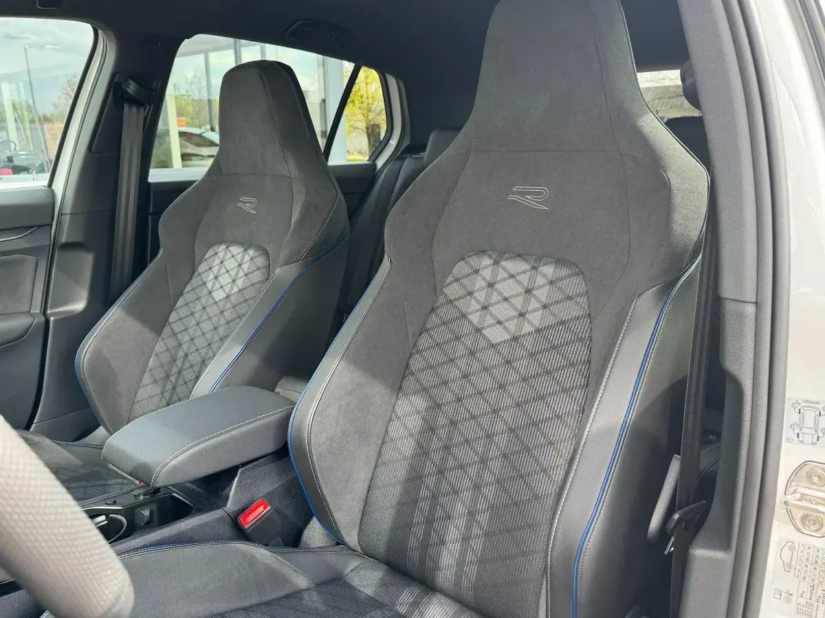Gebraucht VW Golf VIII R-line 150 PS (110 kW) 2024 Weiß Limousine