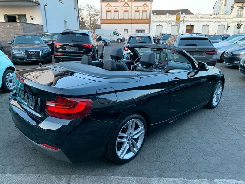 Black sapphire metallic (metallic) Gebraucht 2017 BMW 220 M Sport Cabrio | 16.950 € (Etwas zu teuer) - Bild 1/4