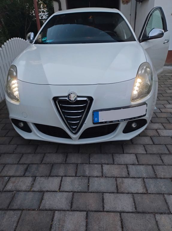 Weiß Gebraucht 2012 Alfa Romeo Giulietta Turismo Kleinwagen | 5.300 € (Superpreis) - Bild 1/4