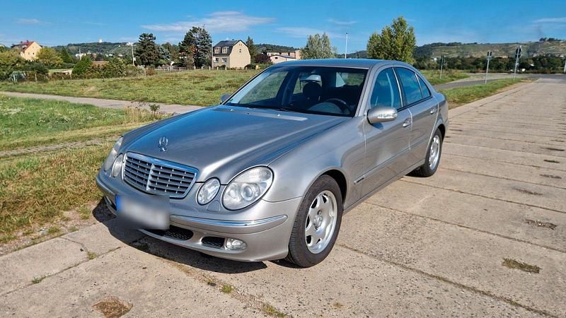 Silber Gebraucht 2002 Mercedes E270 Classic Limousine | 2.999 € (Superpreis) - Bild 1/4
