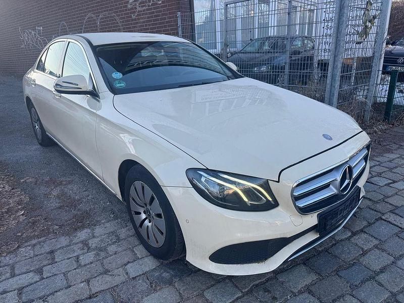Beige Gebraucht 2017 Mercedes E200 Limousine | 8.700 € (Superpreis) - Bild 1/4
