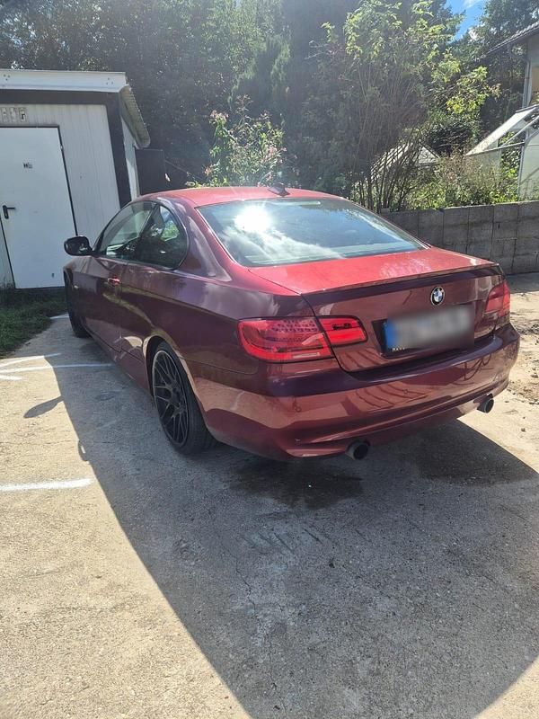 Rot Gebraucht 2010 BMW 335 Coupé | 20.500 € (Fairer Preis) - Bild 1/4